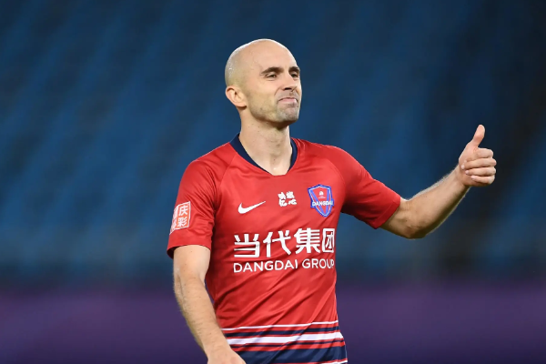 中超外援阿德里安曾经亲身经历过手球争议事件